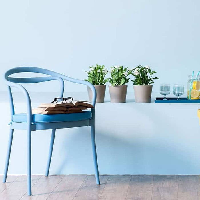 Bunter Gartenstuhl aus Keramikgrill24.de.