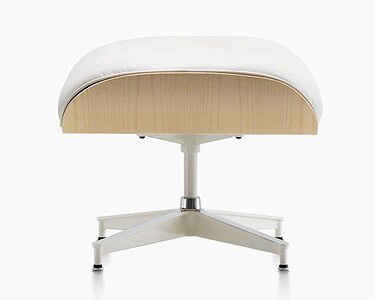 Hochwertiger Keramikgrill mit stabilem Sockel, ideal für perfektes Grillen im Garten.