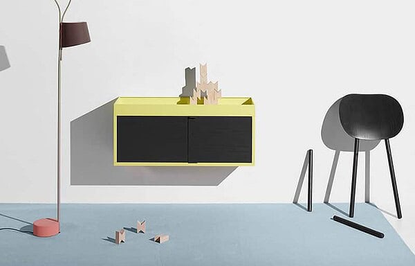 Helles Design mit schwarzen Türen, stilvolle Raumdekoration, minimalistisches Wohnzimmer.