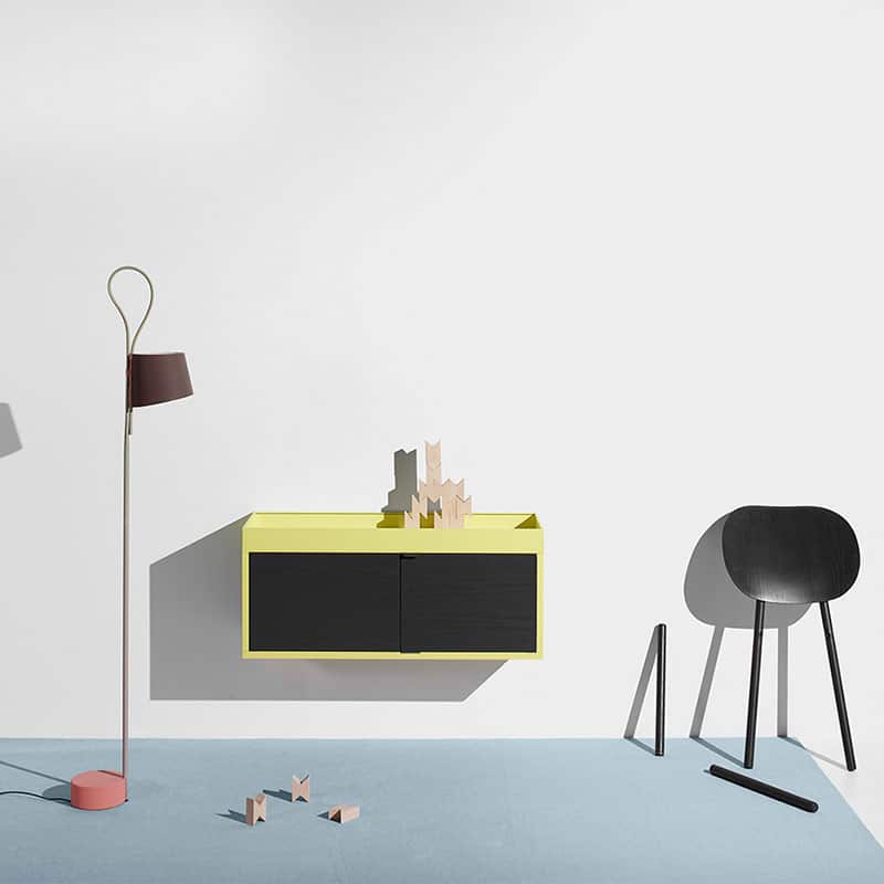 Helles Design mit schwarzen Türen, stilvolle Raumdekoration, minimalistisches Wohnzimmer.