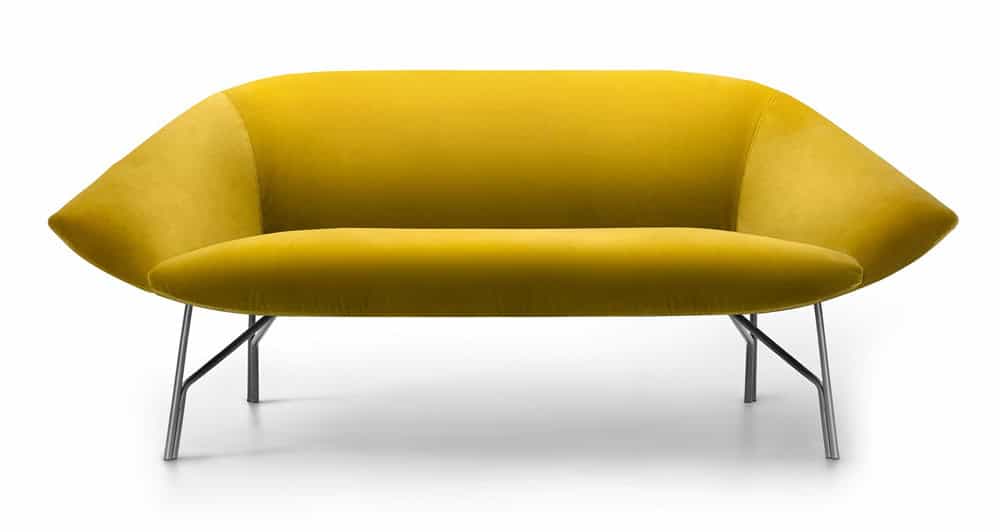 Stylisches gelbes Sofa mit eleganter Form und robustem Metallgestell, perfekt für zeitgenössische Wohnräume.