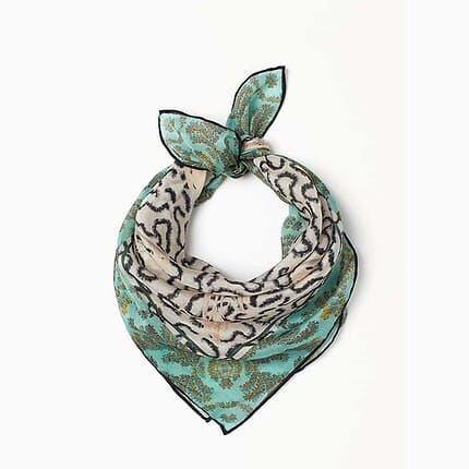 Elegantes Seidentuch mit floralem Muster, ideal für stilvollen Look.