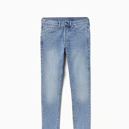 Helle Jeanshose, modisch und bequem, perfekt für Alltag und Casual Looks.