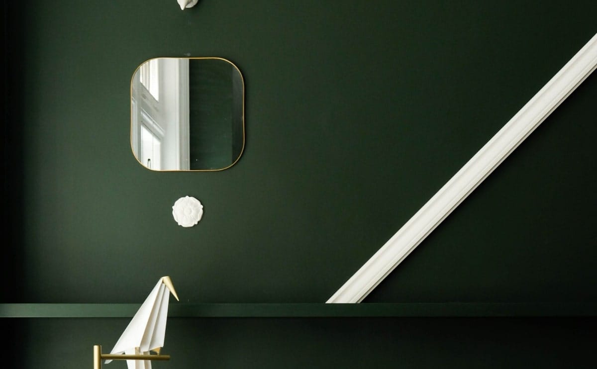 Eleganter Spiegel und dekorative Wandaccessoires für stilvolles Raumdesign.