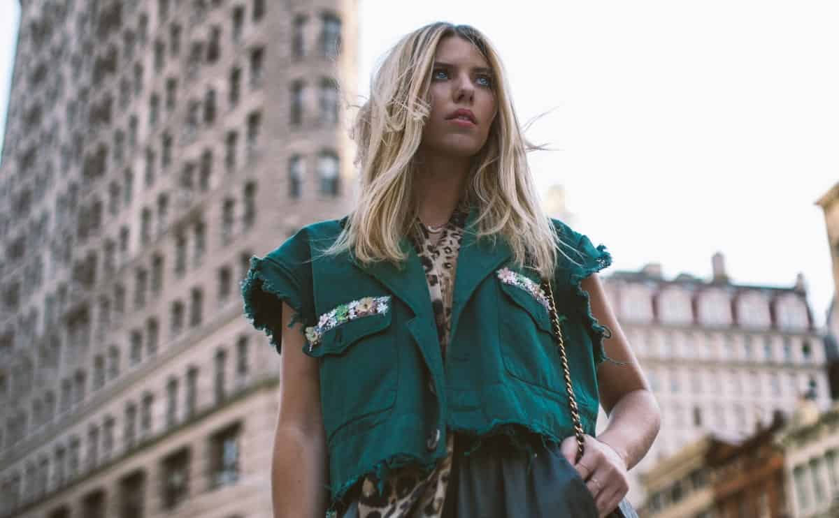 Frau in urbaner Umgebung mit stilvoller Kleidung, trendige Mode, City-Style Porträt.