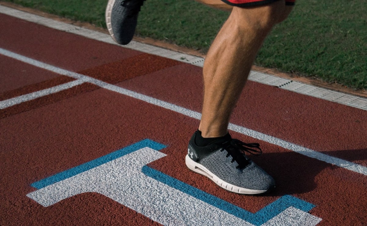 Hochwertige Laufschuhe auf Sportschuhbahn für optimale Performance.