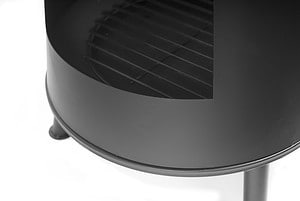 Hochwertiger Keramikgrill in Schwarz mit Grillrost, perfekt für Garten und Terrasse.