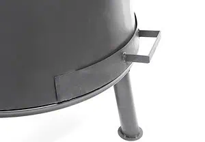 Hochwertiger Keramikgrill mit stabilem Metallgestell, ideal für Grillabende im Garten.