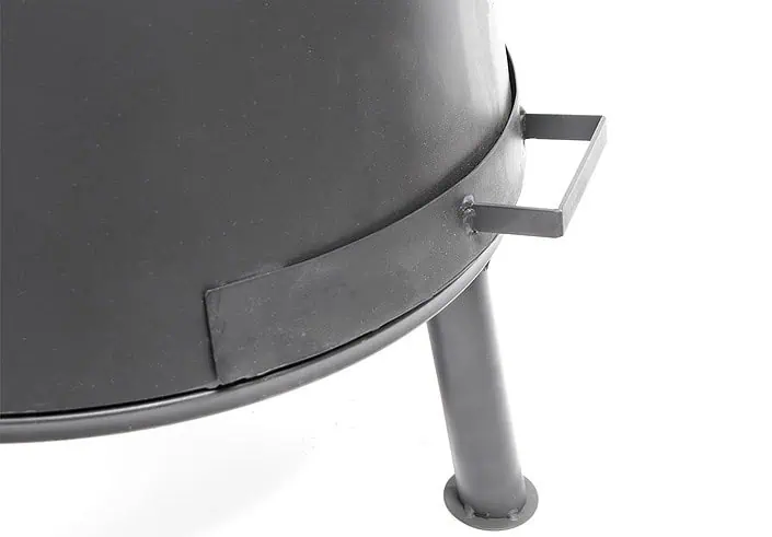Hochwertiger Keramikgrill mit stabilem Metallgestell, ideal für Grillabende im Garten.